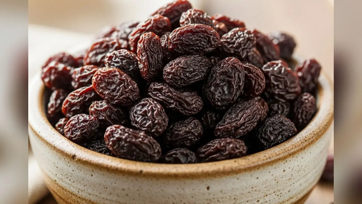 Soaked Raisins Benefits: रोजाना भीगी हुई किशमिश खाने से मिलेंगे ये गजब के फायदे, डाइट में जरूर करें शामिल
