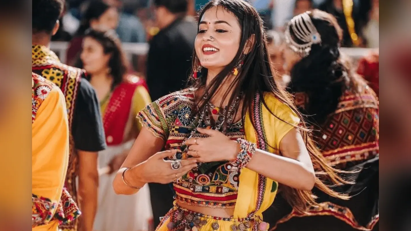 Dandiya Makeup: इस डांडिया नाइट में बनें सबकी नजरों का स्टार, फॉलो करें ये परफेक्ट मेकअप स्टेप्स