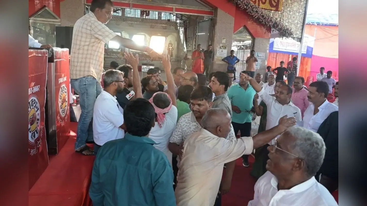 सुपौल विधानसभा के चौपाल में निजी टिप्पणी हुई तो मंच पर छिड़ा घमासान, जनता ने भी लगा दी आरोपों की झड़ी