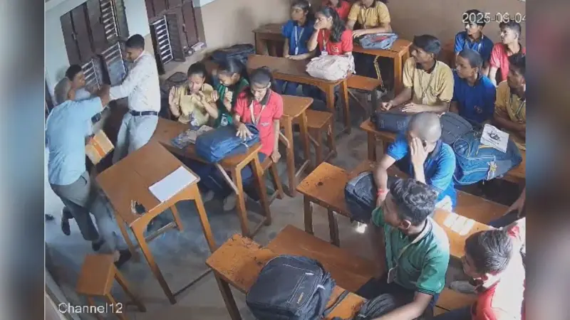 Video: बिहार के स्कूल में शिक्षक की पिटाई CCTV में कैद, क्लास में भी पीटा फिर खींचकर ले गए बाहर