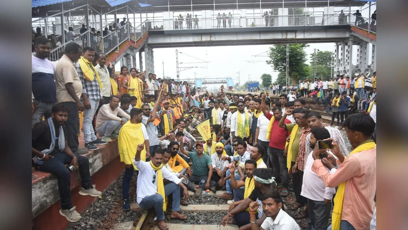 Kurmi Andolan: वंदेभारत एक्सप्रेस समेत कई ट्रेनें घंटों रुकी रहीं, फंसे रहे यात्री, टाटानगर स्टेशन पर जमकर हंगामा