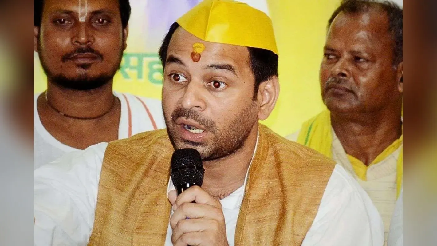 Lalu Family Controversy: RJD के पोस्टर से लालू-राबड़ी की फोटो क्यों गायब? तेज प्रताप ने तेजस्वी से पूछा सवाल
