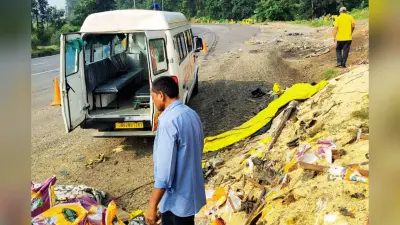 रामगढ़ के चुटुपालू घाटी में पलटा ट्रक, सड़क पर बिखड़े दाल-चावल के बोरे, दबकर हरियाणा के 2 लोगों की मौत