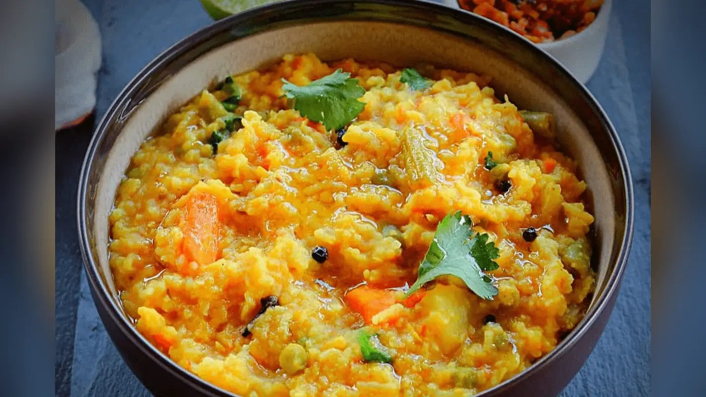 Vegetable Khichdi Recipe: झटपट बनाएं ढाबा स्टाइल हेल्दी और टेस्टी वेजिटेबल खिचड़ी, सिर्फ कुछ मिनटों में तैयार