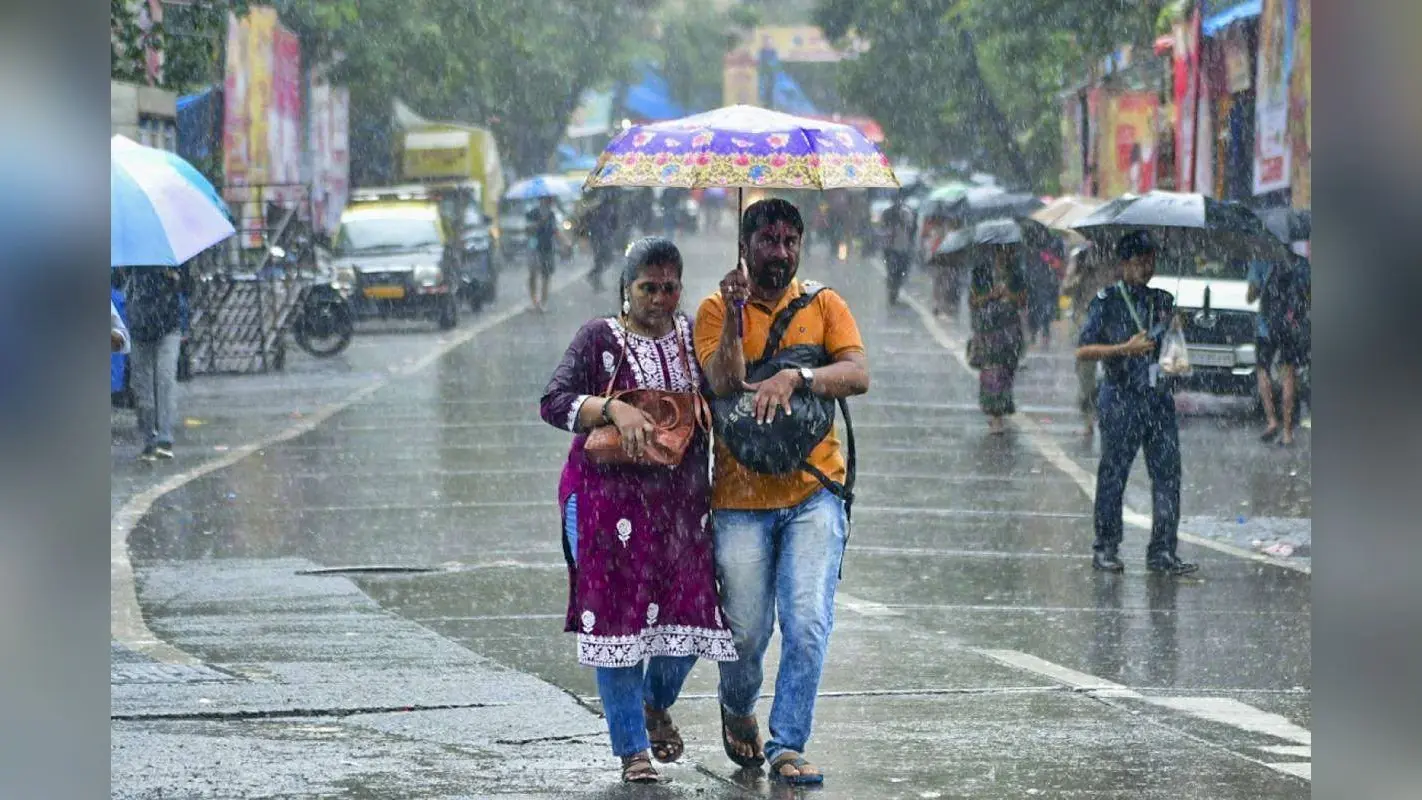 Aaj ka Mausam : कई राज्यों में तेज बारिश का अलर्ट, बिजली गिरने की संभावना, दशहरा तक मौसम खराब