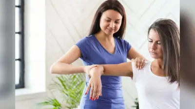 World Physiotherapy Day: ऑफिस में बैठकर काम करने वालों के लिए Physiotherapist की खास Tips