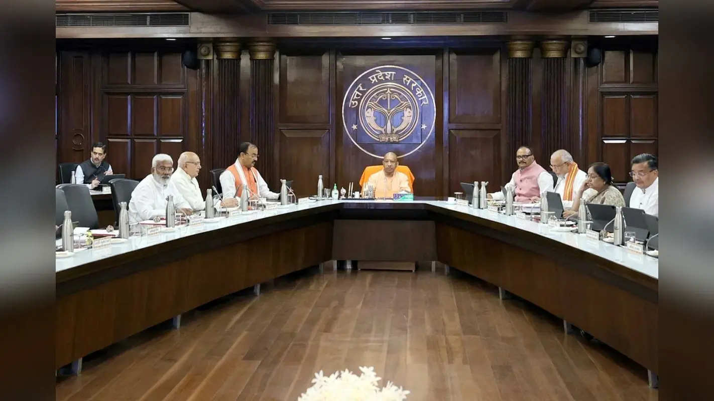यूपी कैबिनेट की अहम बैठक: 15 प्रस्तावों को हरी झंडी, ई-बस से बदलेगा शहरों का सफर, आउटसोर्स भर्ती प्रक्रिया में क्रांतिकारी बदलाव