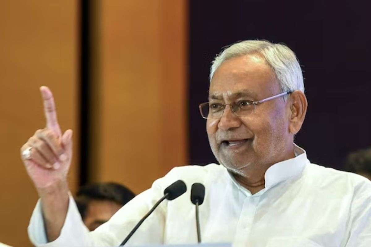 ’15 साल बिहार लूटने वाले अब युवाओं को दे रहे भ्रामक नौकरी का झांसा’, ‘तेजस्वी प्रण पत्र’ जारी होते ही CM नीतीश ने विपक्ष पर किया पलटवार