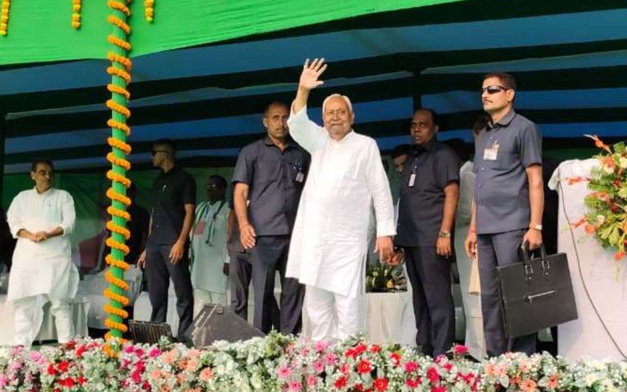 Bihar Election 2025: अगड़ा बनाम पिछड़ा की लड़ाई में ढाल बनेंगे नीतीश कुमार, एनडीए ने निकाला विधानसभा फतह का नया फामूर्ला