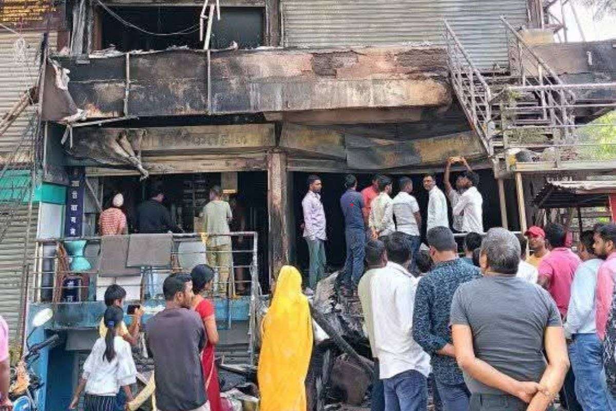 रात के सन्नाटे में सुलगा हजारीबाग का होटल और कपड़ा दुकान, 70 लाख रुपये स्वाहा