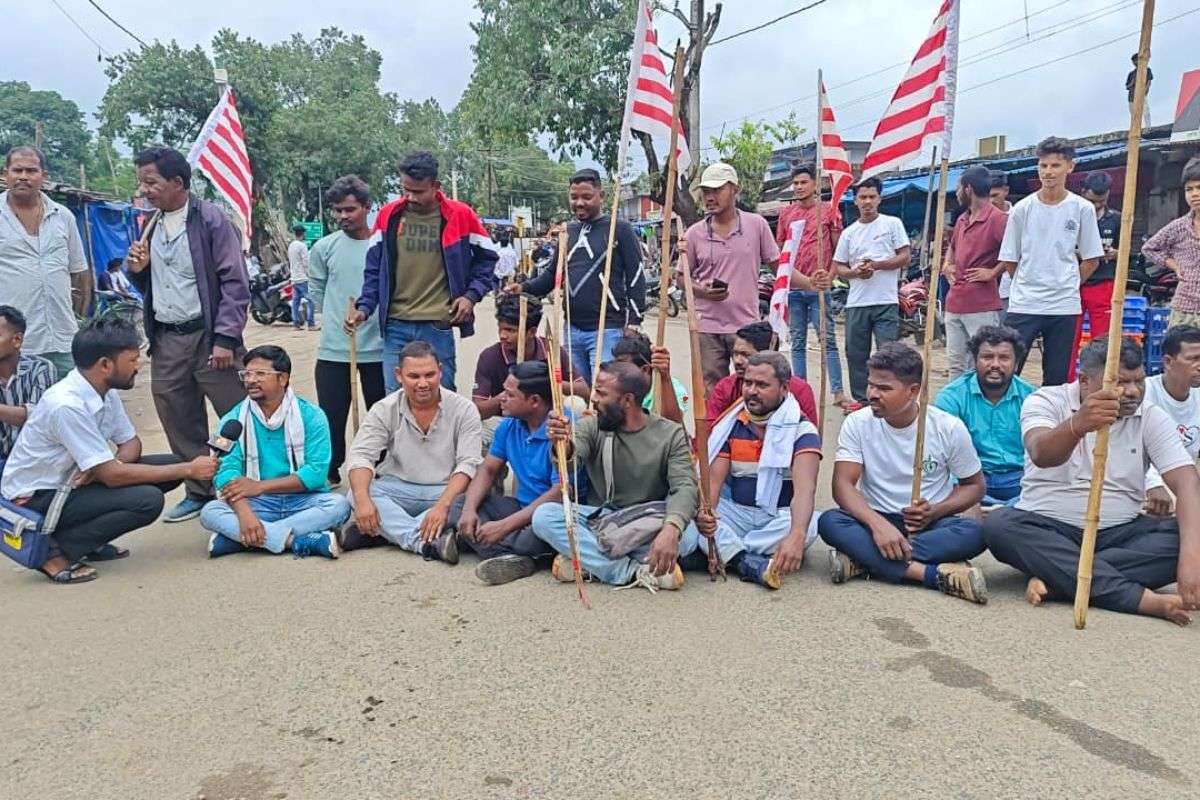 सड़का पर दिखा आदिवासी संगठनों का आक्रोश, खरसावां में वाहनों का पहिया और दुकानों का संचालन थमा