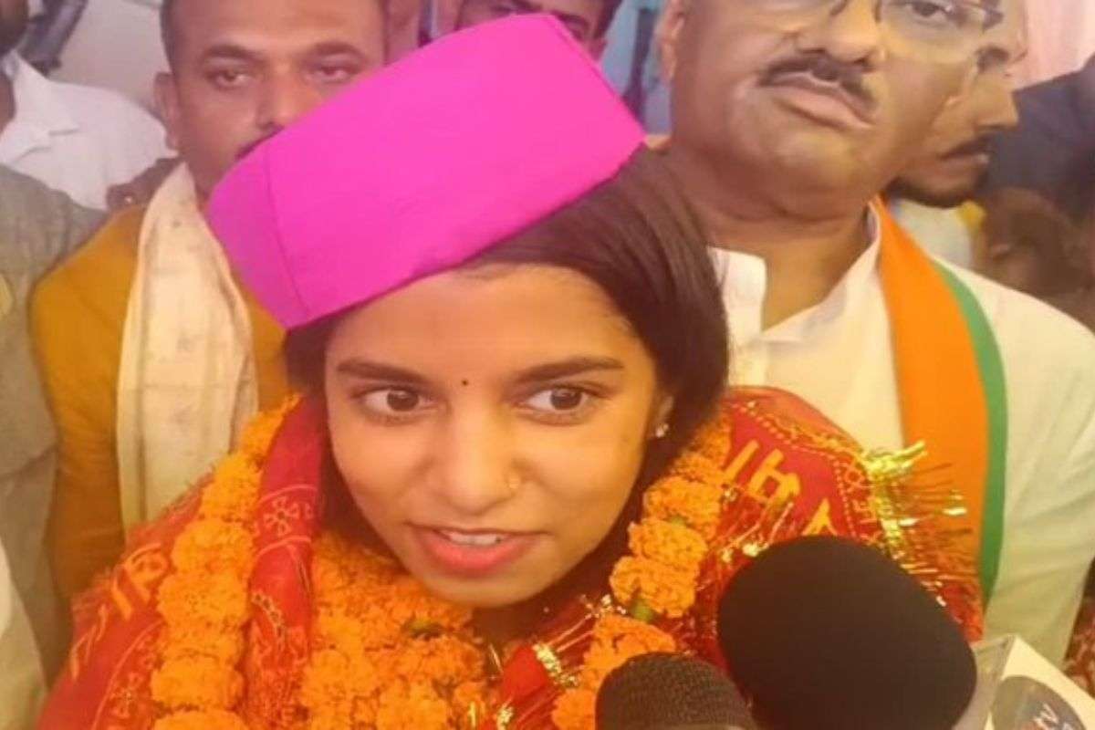 मैथिली ठाकुर के चुनाव जीतते ही बदल जायेगा अलीनगर का नाम, अमित शाह के करीबी नेता ने किया दावा