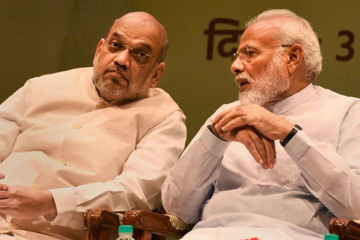 लेफ्ट में गृहमंत्री अमित शाह राइट में पीएम मोदी