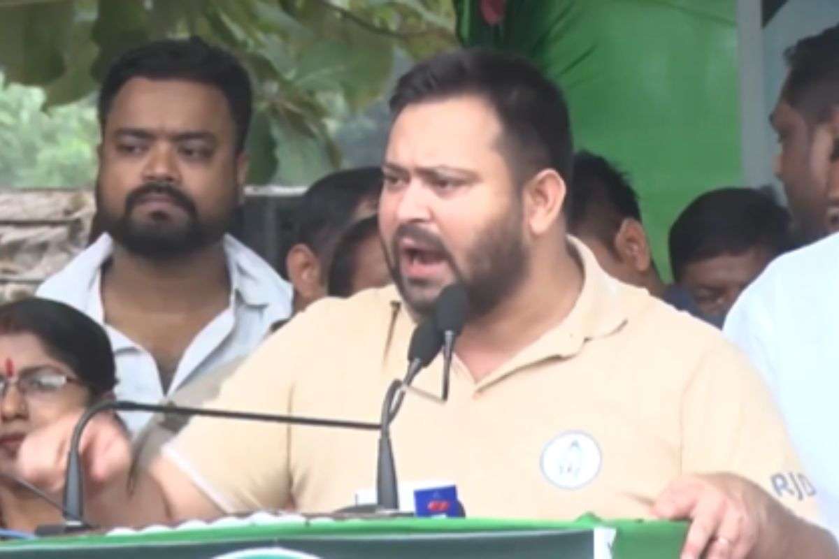 Mokama : लालू यादव के पूर्व करीबी की हत्या पर बरसे तेजस्वी, बोले आचार संहिता लगी है और लोग हथियार लेकर घूम रहे