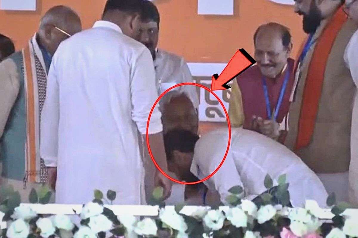 Bihar Election 2025: चिराग पासवान ने मंच पर छुए सीएम नीतीश के पैर, पीएम मोदी ने भाषण देने से भी रोका