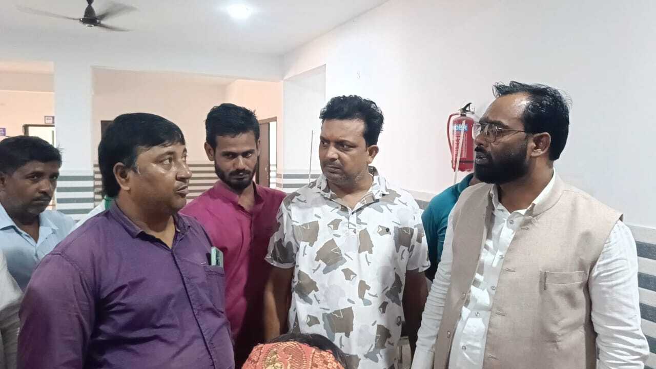 Giridih News: एक्सपायरी डेट का स्लाइन चढ़ाने की खबर पर बीस सूत्री अध्यक्ष पहुंचे अस्पताल