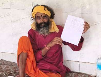 भूख हड़ताल पर बैठे कालेज कर्मचारी को पुलिस ने हटाया
