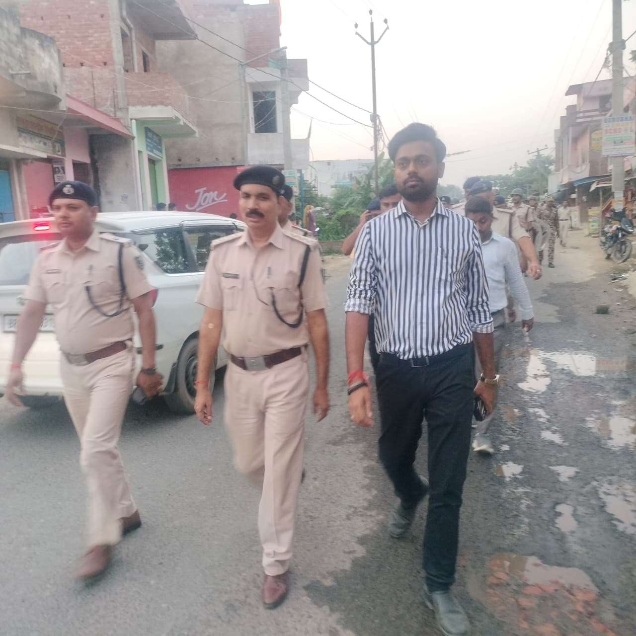 Darbhanga News: भयमुक्त वातावरण में शांतिपूर्वक मतदान के लिए निकाला फ्लैग मार्च