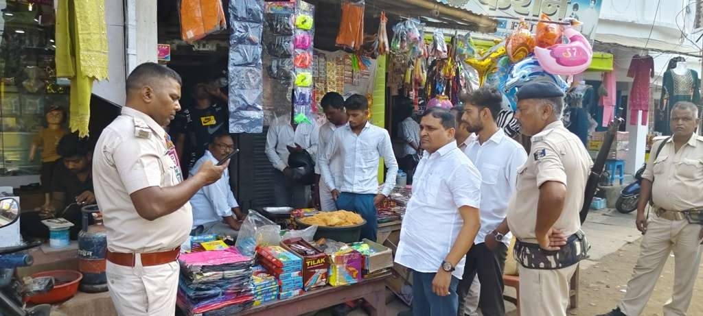 जिला प्रशासन ने पटाखा दुकानों की जांच कर दिये कई निर्देश