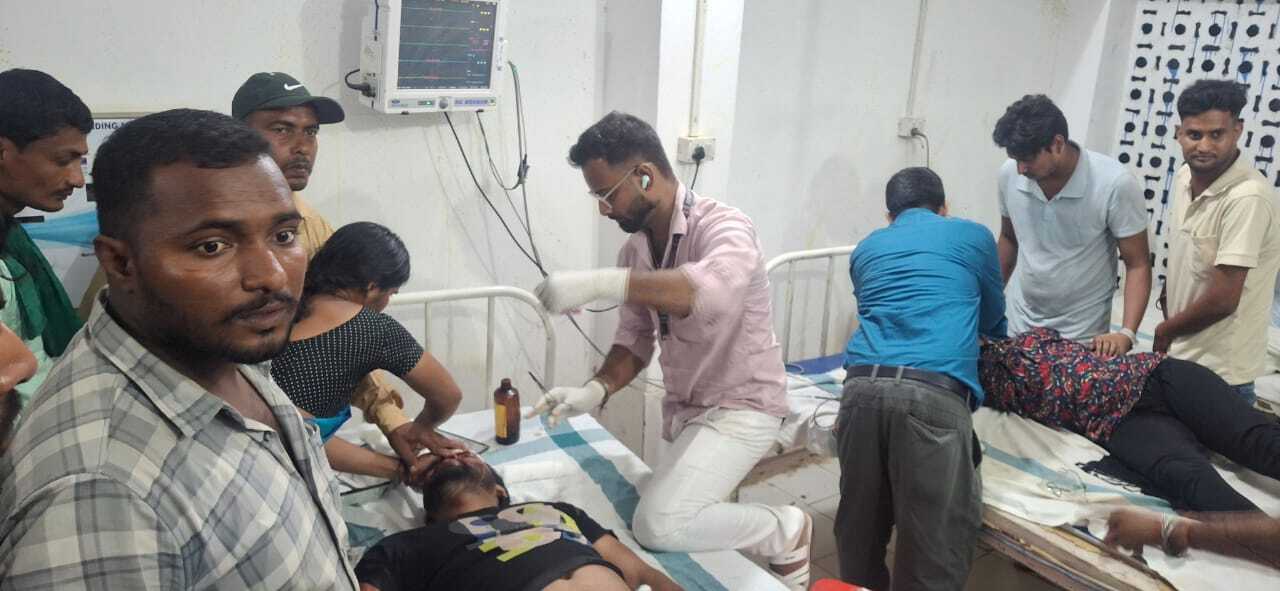 बाइक के आमने-सामने की टक्कर में दोनों बाइक चालक जख्मी, रेफर