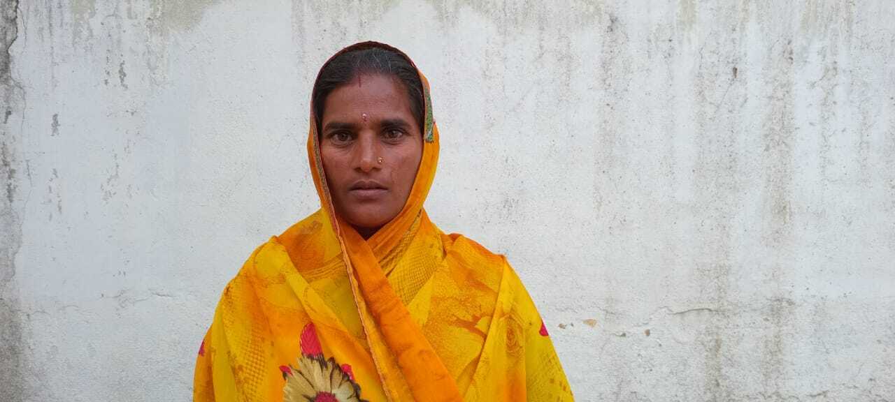 बकरी को जहर खिलाकर मारने के आरोप में महिला के ���ाथ मारपीट