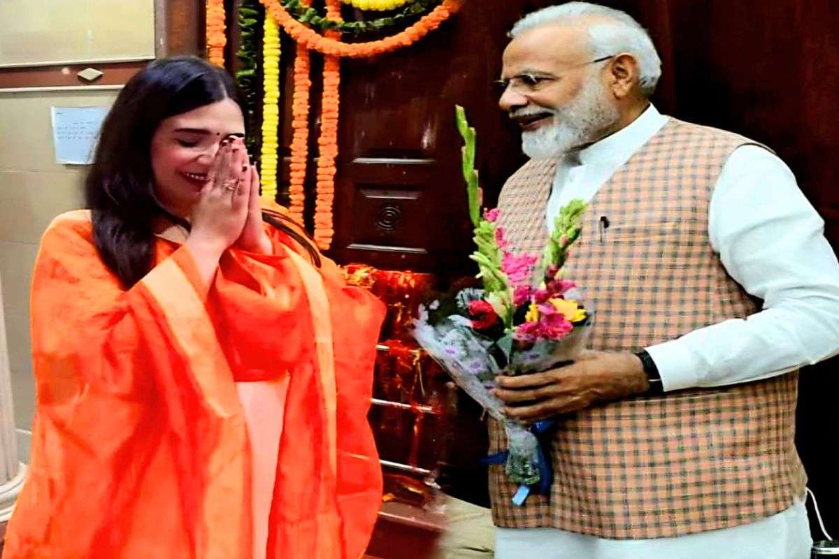 ‘मेरी झोपड़ी के भाग आज खुल जाएंगे…’, पीएम मोदी ने मंच पर गुनगुनाया छपरा की बेटी स्वाति मिश्रा का गीत