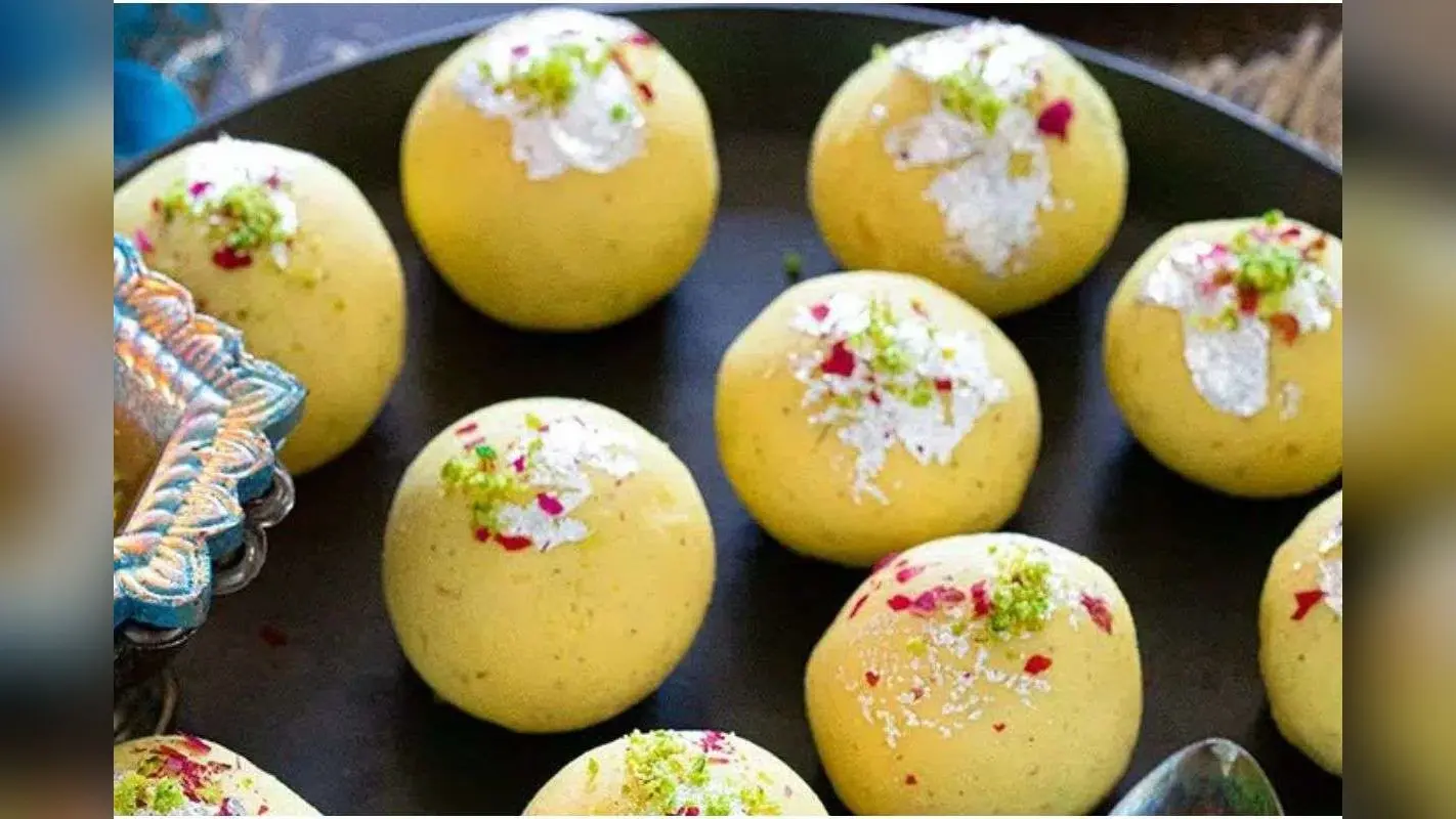 5 Minute Rasmalai Laddu: बिना गैस जलाए, सिर्फ 5 मिनट में बनाएं सबसे ट्रेंडी मिठाई