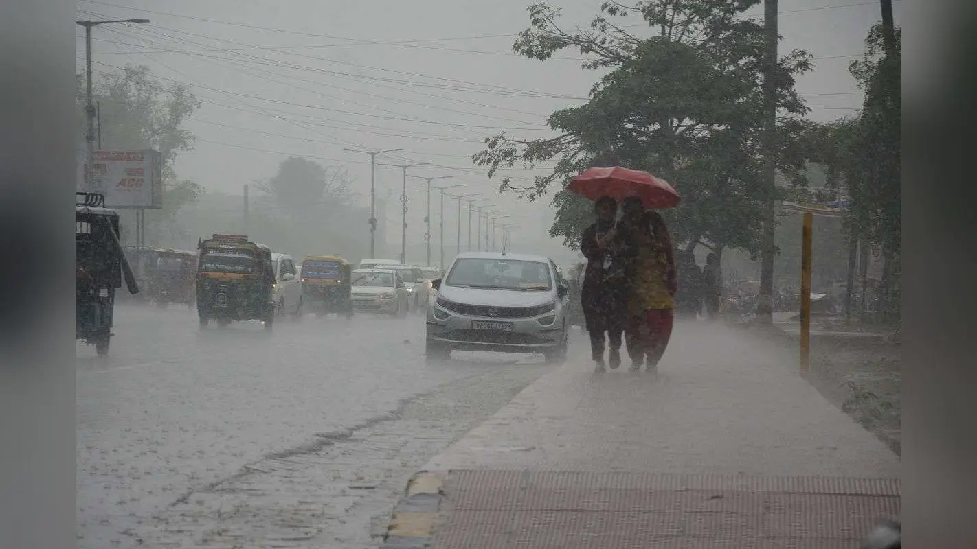Aaj Bihar Ka Mausam: बिहार में आज भयंकर बारिश की चेतावनी, 3 दिनों के लिये अलर्ट जारी, साइक्लोन ‘मोन्था’ का असर