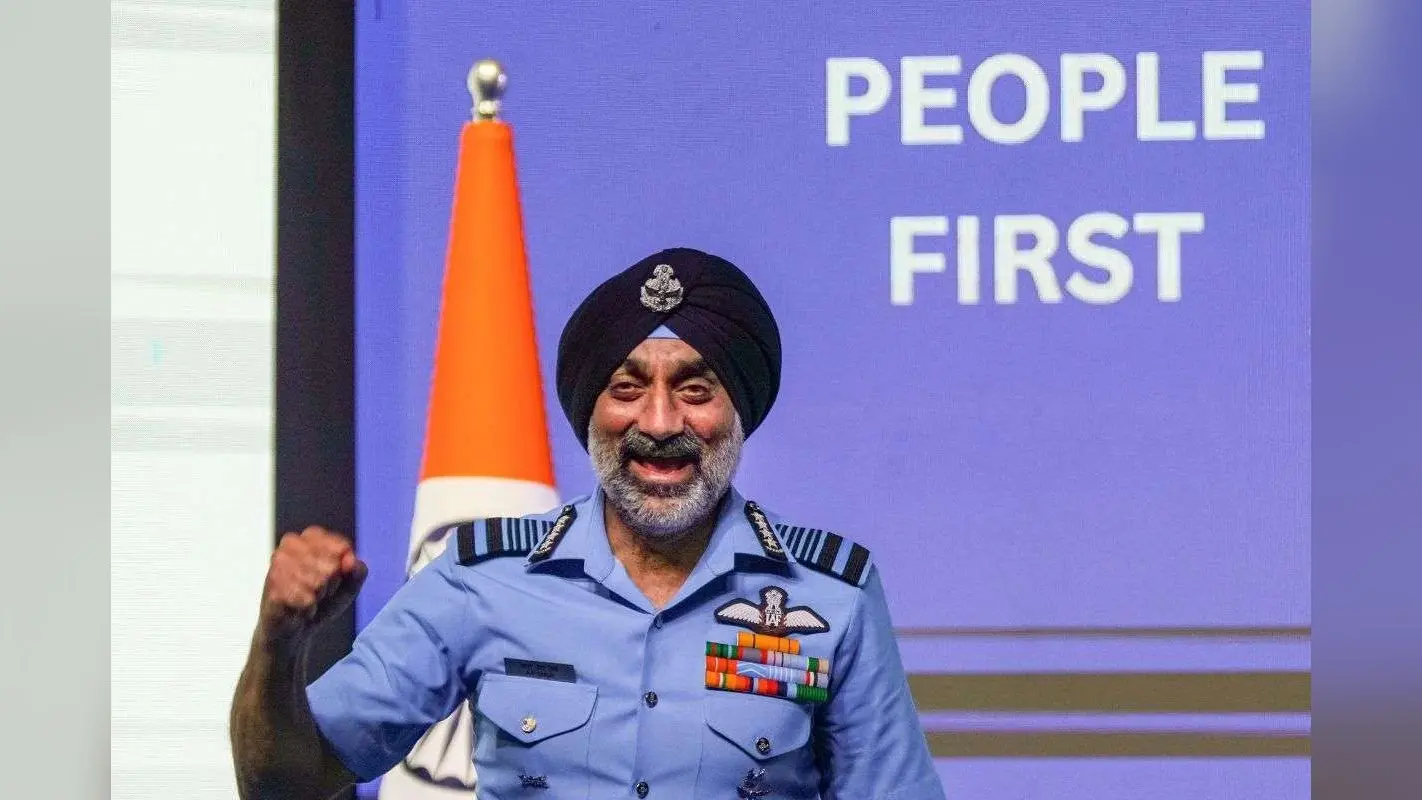 Operation Sindoor: ऑपरेशन सिंदूर में भारत ने पाकिस्तान के 12-13 एयरक्राफ्ट मार गिराए, एयर चीफ मार्शल बोले- 300 KM अंदर घुसकर मारा
