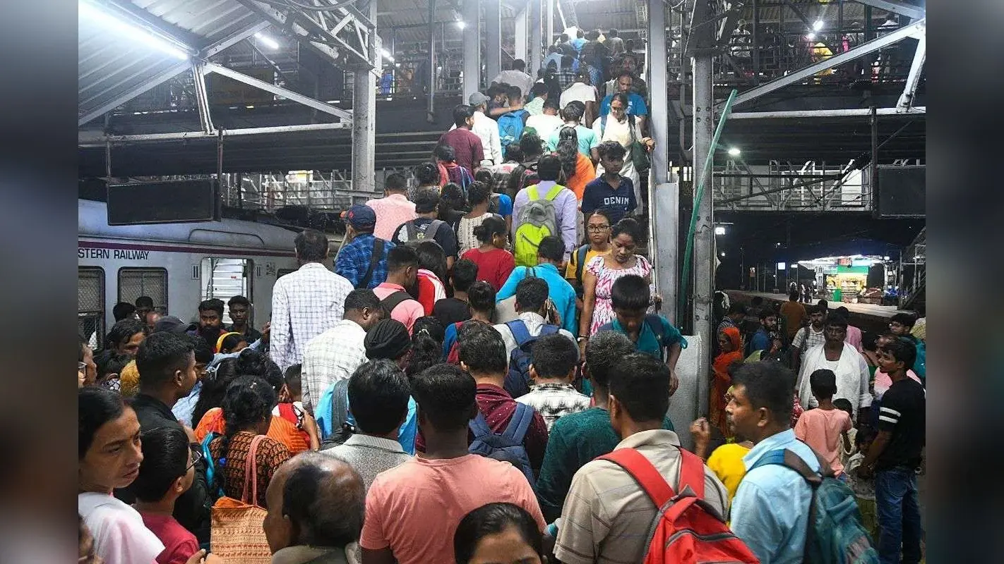 Bardhaman Railway Station Accident: बर्धमान स्टेशन पर बड़ा हादसा, फुटओवरब्रिज में गिरी महिला- 8 लोग घायल, रेलवे ने भगदड़ से किया इनकार