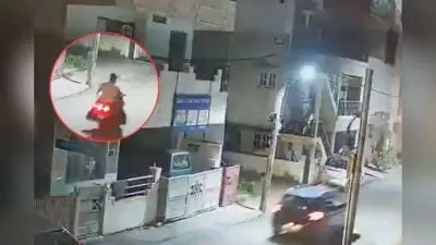 Watch Video : कार से टकराने पर भड़के पति–पत्नी, डिलीवरी बॉय का पीछा किया, कुचलकर मार डाला