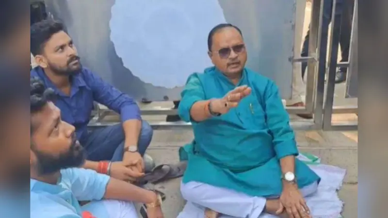 Video: सीएम आवास में नहीं मिली विधायक गोपाल मंडल को एंट्री तो धरने पर बैठे, बताया किससे हैं नाराज