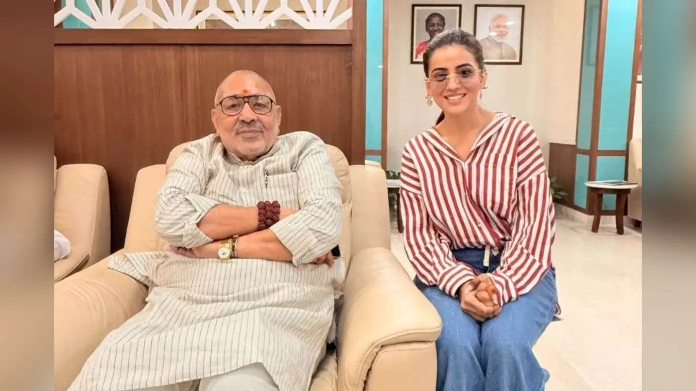 Bihar Chunav 2025: अब अक्षरा भी उतरीं चुनावी मैदान में! गिरिराज सिंह से की चुपचाप मुलाकात