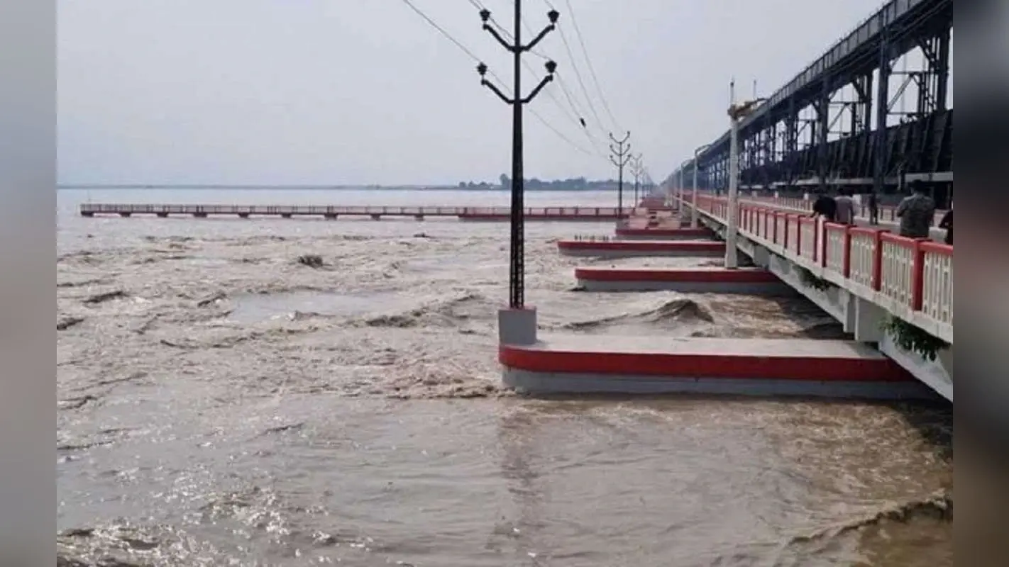 Bihar Flood: बिहार में कोसी बागमती समेत 21 नदियां उफनाई, तटबंधों पर अधिकारी कर रहे कैंप