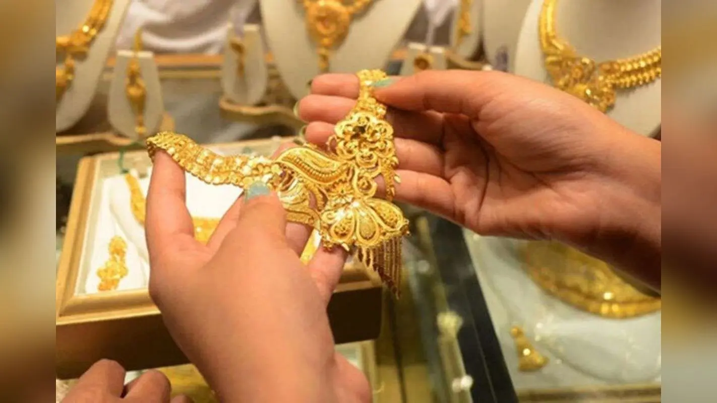 धनतेरस में Gold खरीदने की कर रहे प्लानिंग? इस तरीके से पता करें सोना असली है या नकली, मिनटों में खुल जाएगी सारी पोल