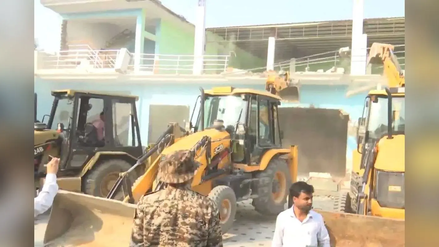 Bulldozer Action In Bareilly: बरेली में गरजा बुलडोजर, हिंसा के आरोपी डॉ नफीस का बैंक्वेट हॉल ध्वस्त