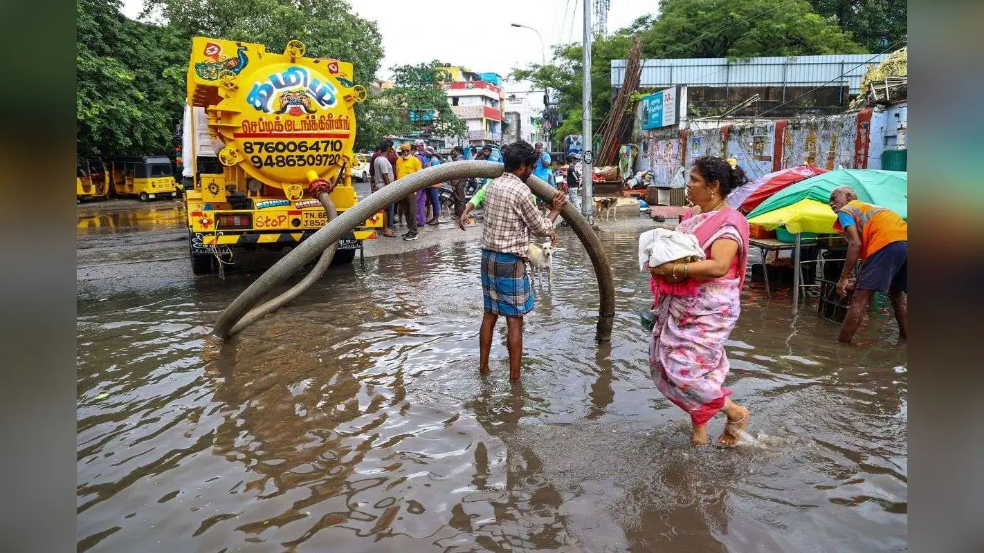 Heavy Rain Warning: तमिलनाडु में बारिश का कहर, रेड अलर्ट जारी, पुडुचेरी और कराईकल में स्कूल-कॉलेज बंद