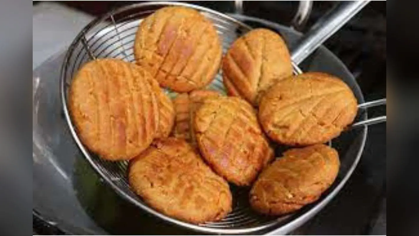 Chhath Puja Kela Thekua Recipe: बिना चीनी के बनाएं सॉफ्ट और क्रिस्पी ठेकुआ