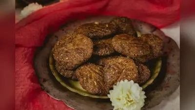 Chhath Puja Special: गुड़ और आटे से बनाएं छठ पूजा का महाप्रसाद, फॉलो करें ट्रेडिशनल ठेकुआ बनाने की रेसिपी