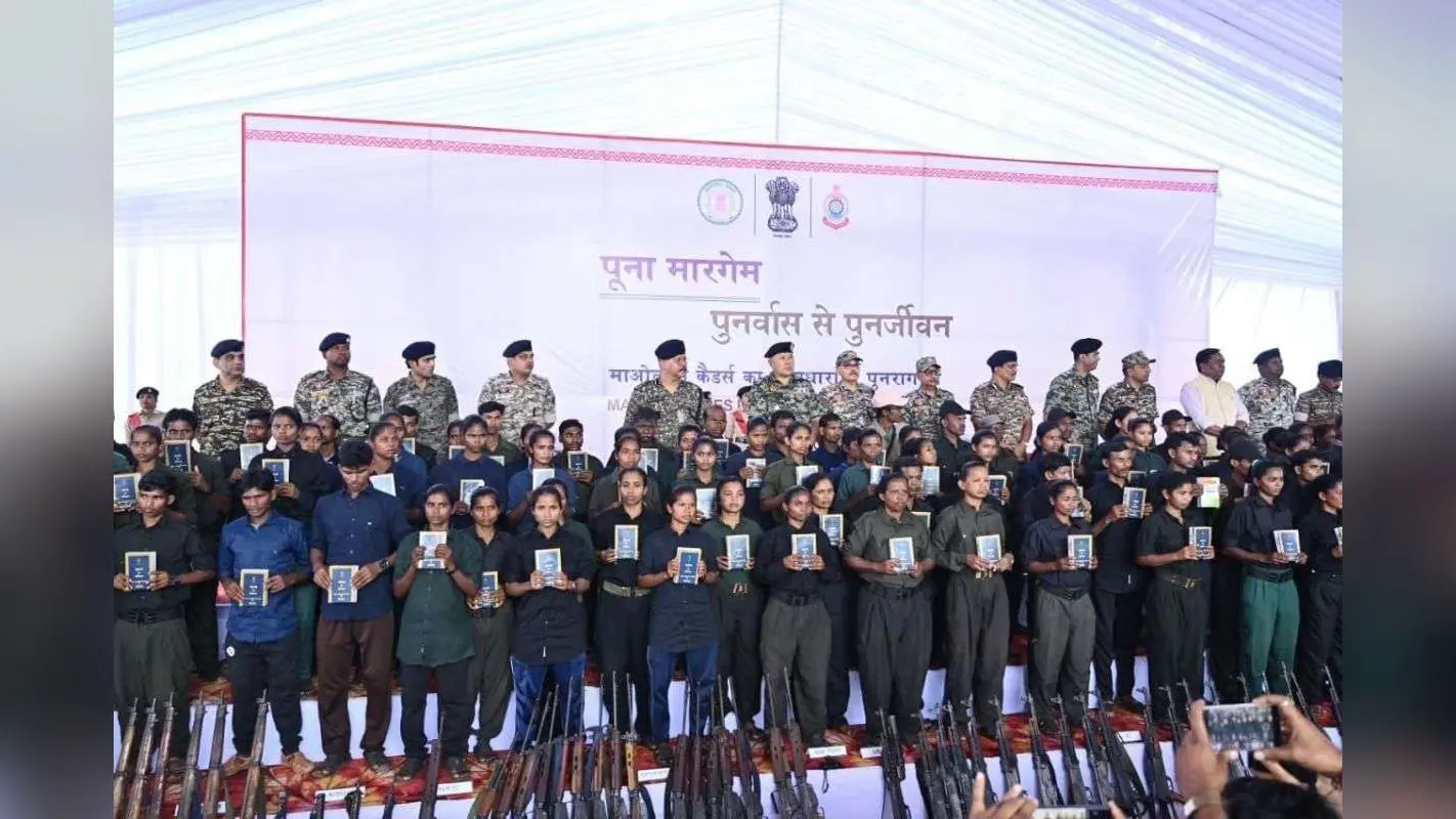 Chhattisgarh Naxal Operation: दंडकारण्य के 210 माओवादियों ने किया सरेंडर, मांझी चालकी विधि से हुआ स्वागत