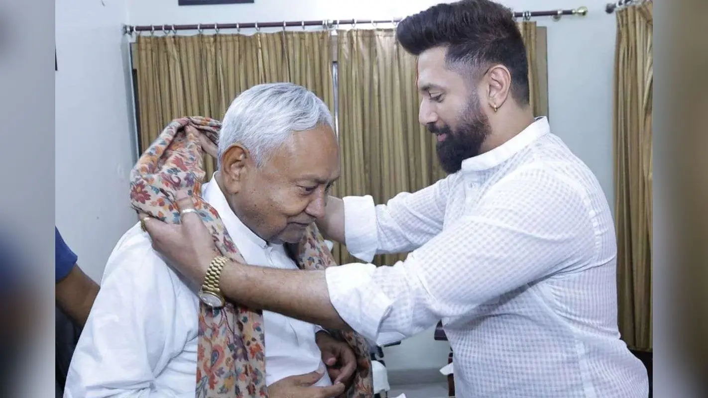 Bihar Election 2025: मंच पर CM नीतीश के पैर छूकर चिराग ने पिघलाई रिश्तों पर जमी बर्फ, ‘मुस्कान’ से सधेंगे नए समीकरण?
