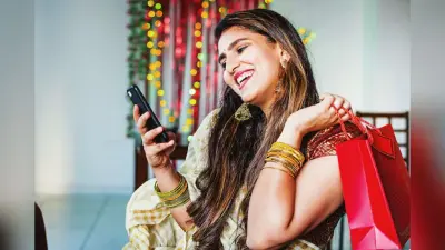 Diwali Sale: दिवाली पर लोगों ने जमकर की खरीदारी, बिक्री का बन गया नया रिकॉर्ड