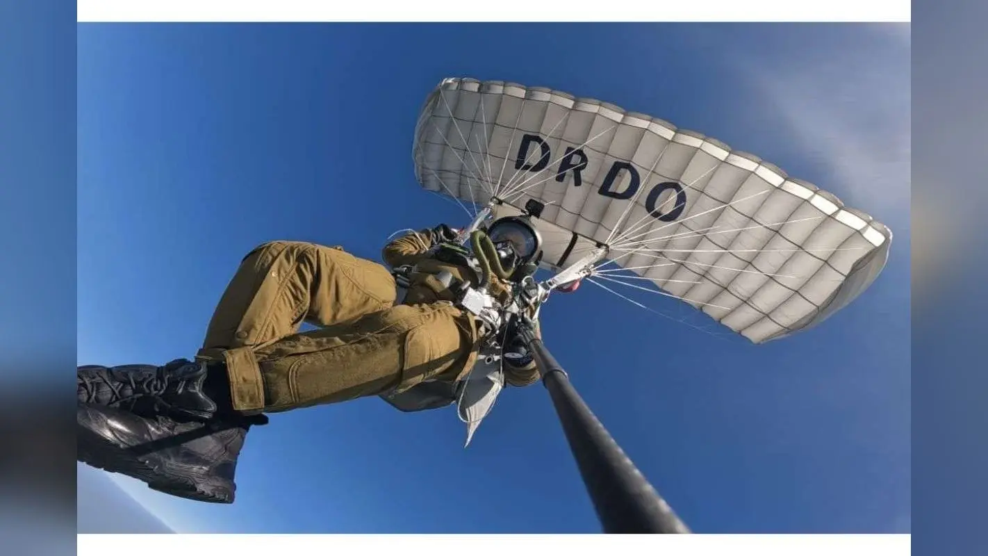 WATCH: 32,000 फीट की ऊंचाई से छलांग! DRDO ने बनाया नया सैन्य रिकॉर्ड