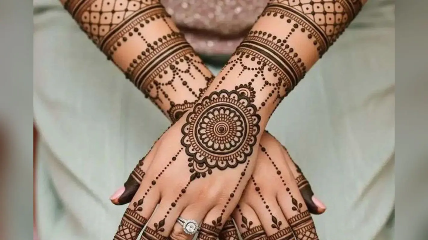 Easy Arabic Mehndi Designs for Karwa Chauth 2025: सिर्फ 15 मिनट में लगाएं ये अरबी पैटर्न और पाएं रॉयल करवा चौथ लुक