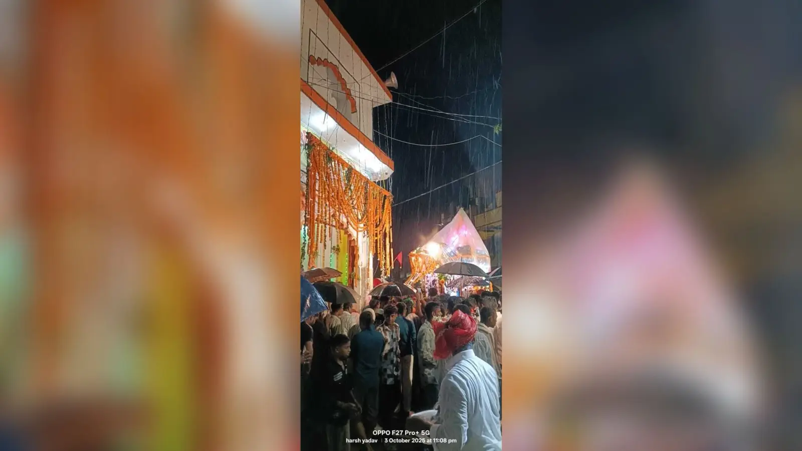 भारी बारिश और गरजते आसमान के बीच शहर में निकली माता की शोभायात्रा