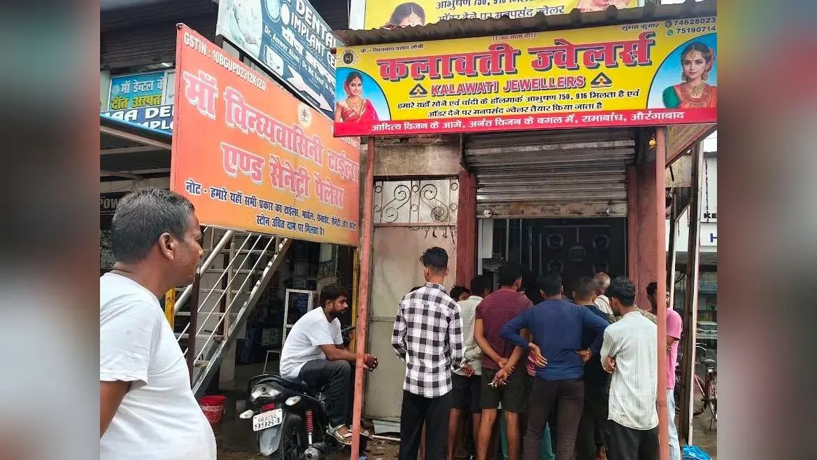 दीवार तोड़ ज्वेलर्स दुकान में घुसे चोर, लाखों के आभूषण व नकद उड़ाये