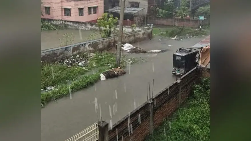 saran news. मूसलाधार बारिश में डूबा शहर, बिजली कड़कने से दहशत