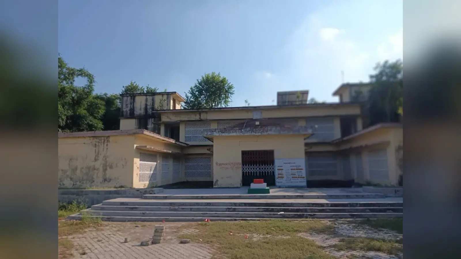 बरैय में करोड़ों रुपये की लागत से निर्मित पंचायत सरकार भवन बना खंडहर