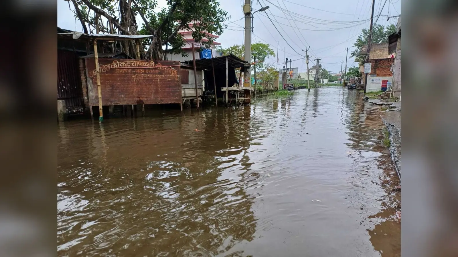 Darbhanga News: दो दिनों की झमाझम बारिश में डूब गयी कई मोहल्लों की सड़कें