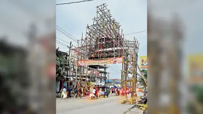 Public problem news : दुर्गोत्सव के बाद भी सड़क पर खड़े ताेरण द्वार दे रहे हादसे को न्योता